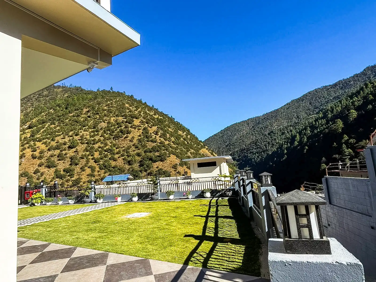 Sunny resort garden at Merakpa Resort Dirang with mountain backdrop - Best Resort in Dirang